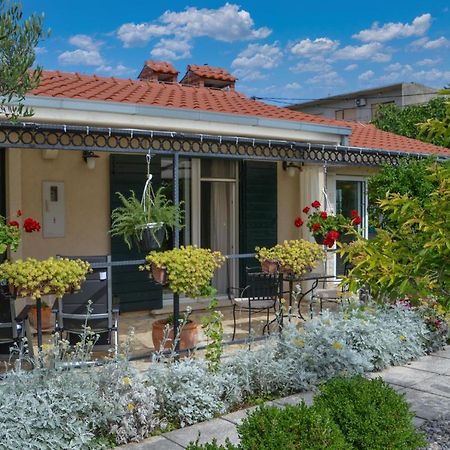 Issa Holiday Home - 3 Min Walk To Beach Kaštela エクステリア 写真