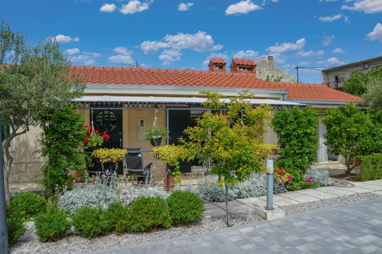 Issa Holiday Home - 3 Min Walk To Beach Kaštela エクステリア 写真