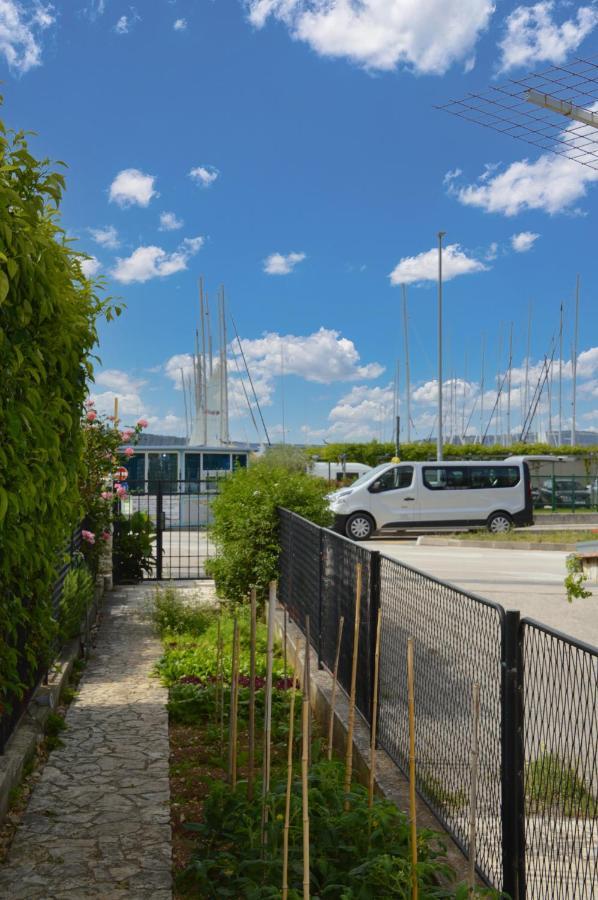Issa Holiday Home - 3 Min Walk To Beach Kaštela エクステリア 写真
