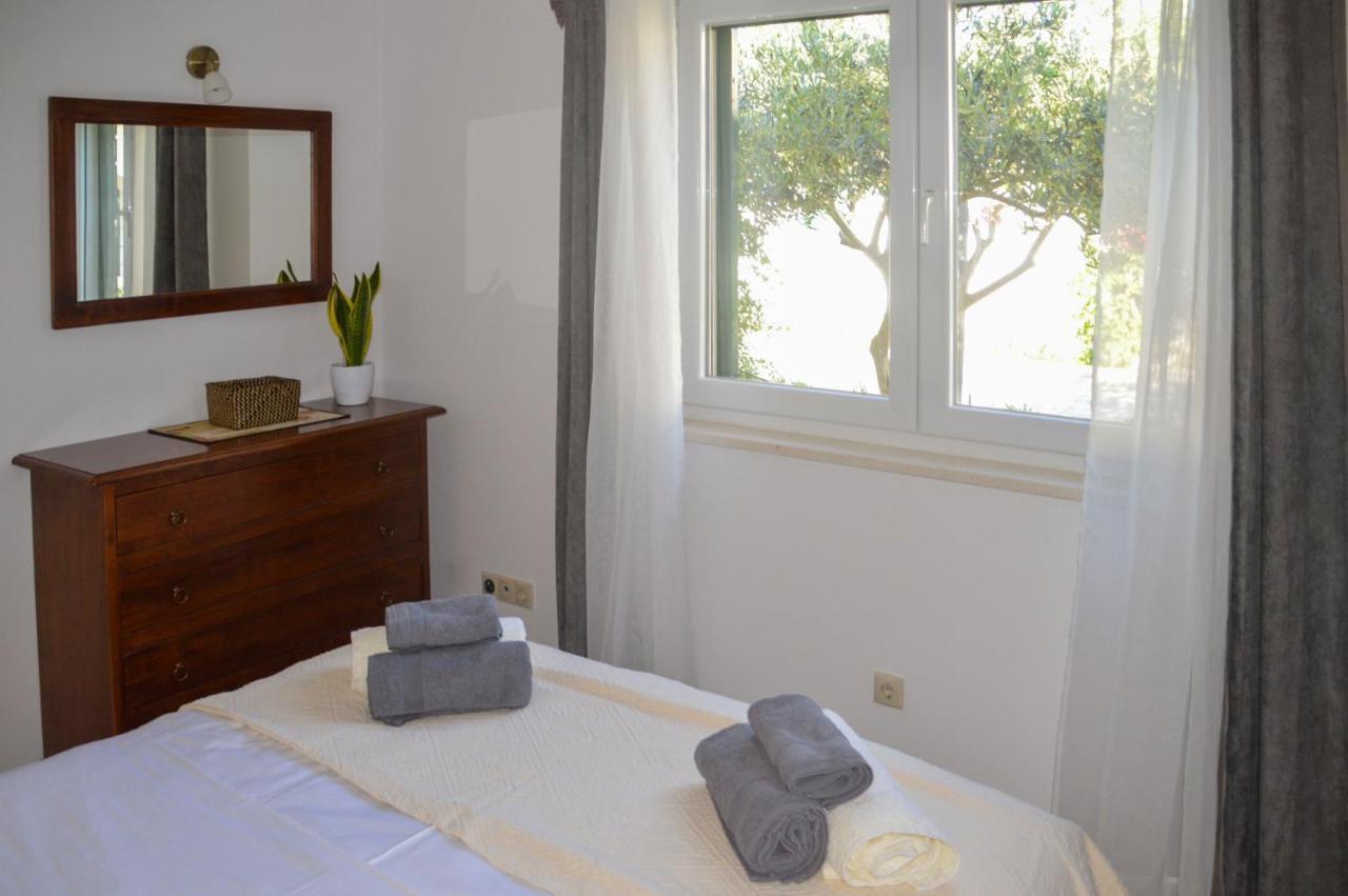 Issa Holiday Home - 3 Min Walk To Beach Kaštela エクステリア 写真