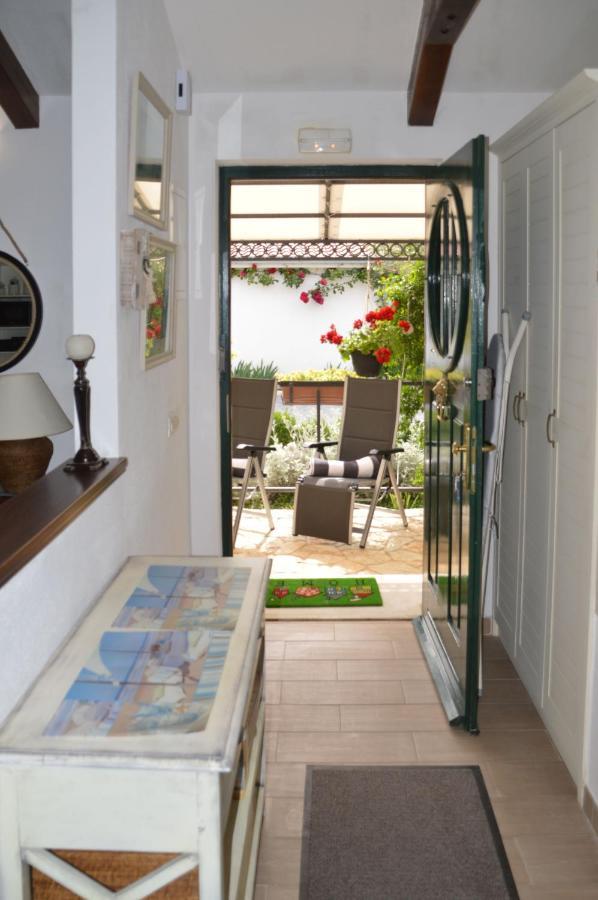 Issa Holiday Home - 3 Min Walk To Beach Kaštela エクステリア 写真