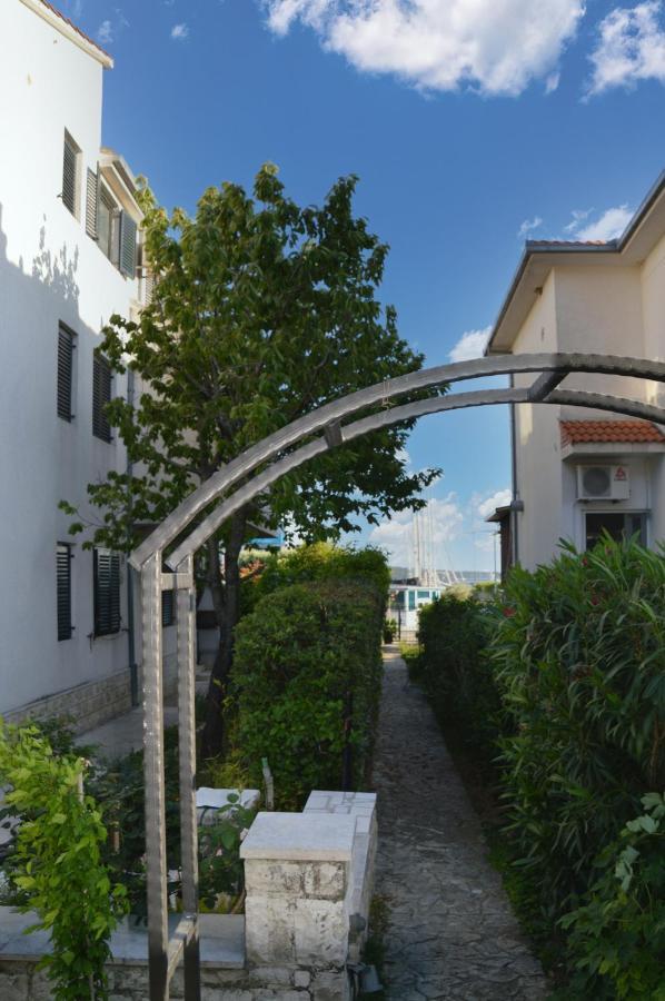 Issa Holiday Home - 3 Min Walk To Beach Kaštela エクステリア 写真