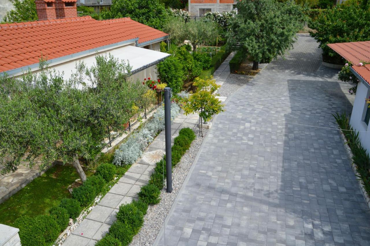 Issa Holiday Home - 3 Min Walk To Beach Kaštela エクステリア 写真