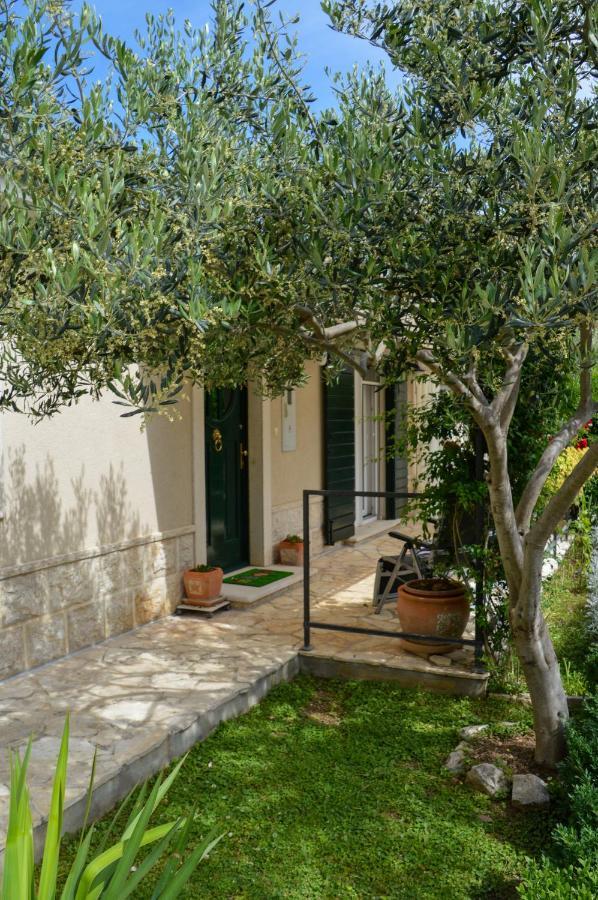 Issa Holiday Home - 3 Min Walk To Beach Kaštela エクステリア 写真