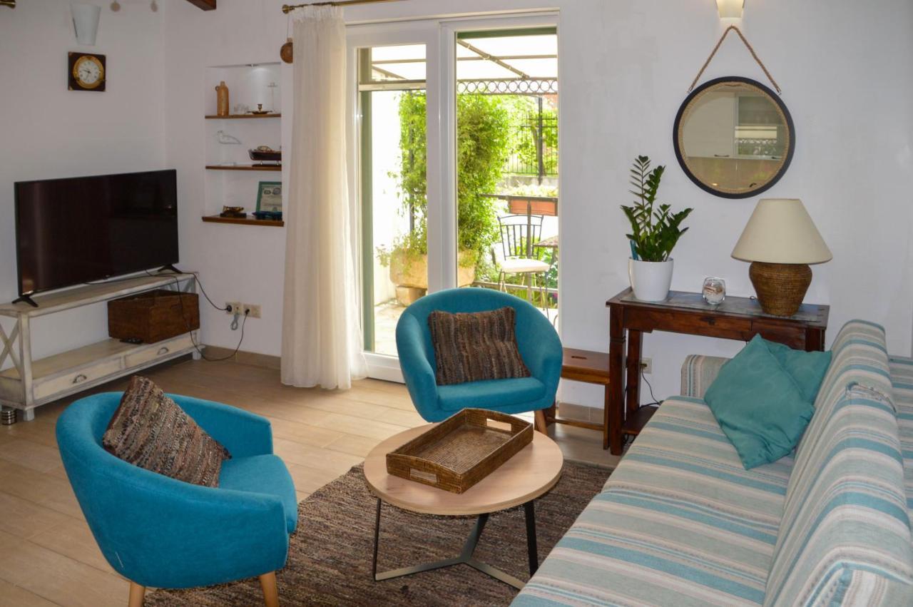 Issa Holiday Home - 3 Min Walk To Beach Kaštela エクステリア 写真