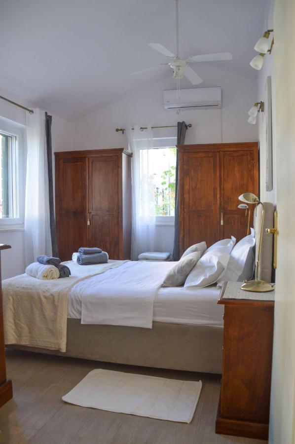 Issa Holiday Home - 3 Min Walk To Beach Kaštela エクステリア 写真