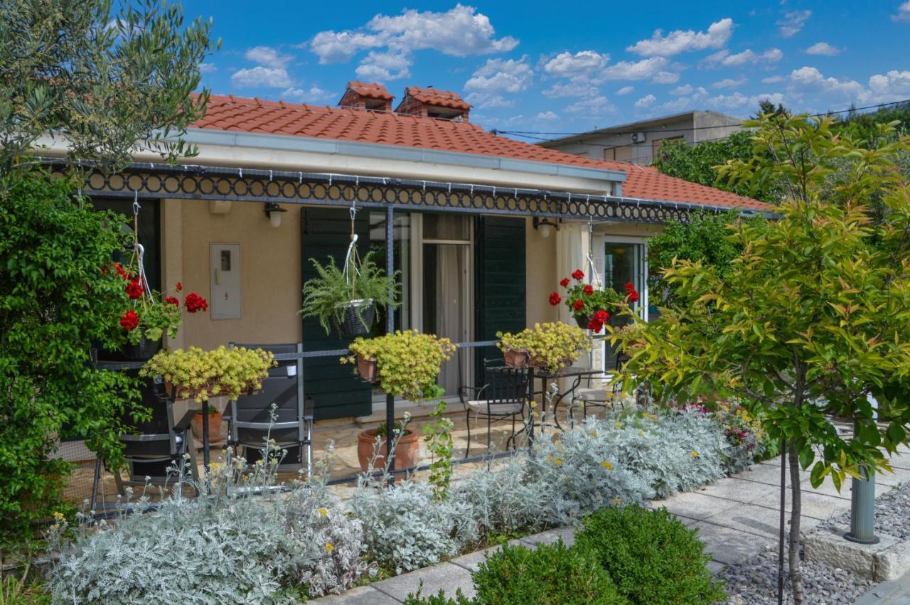 Issa Holiday Home - 3 Min Walk To Beach Kaštela エクステリア 写真