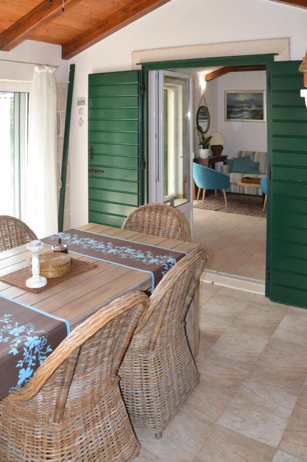 Issa Holiday Home - 3 Min Walk To Beach Kaštela エクステリア 写真