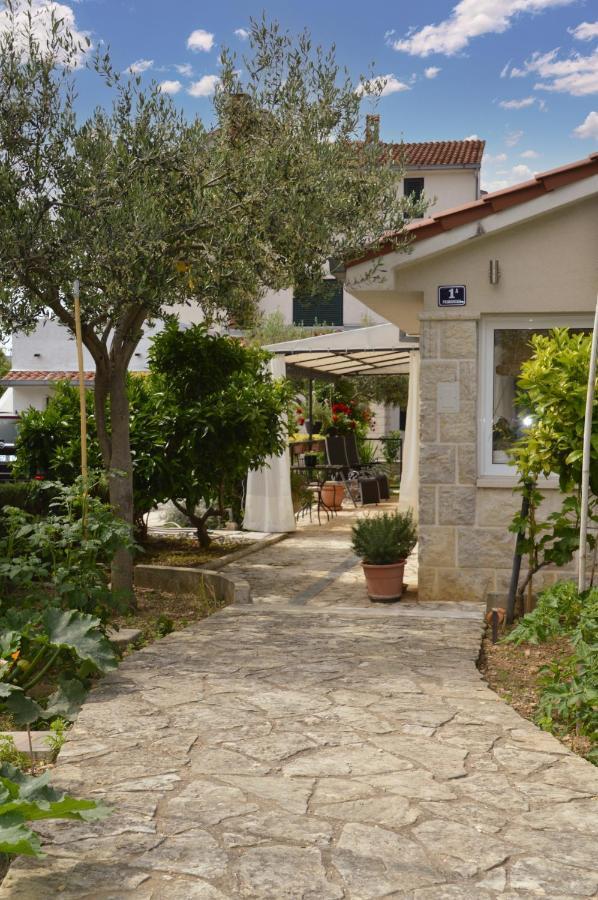 Issa Holiday Home - 3 Min Walk To Beach Kaštela エクステリア 写真