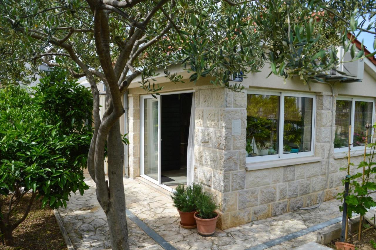 Issa Holiday Home - 3 Min Walk To Beach Kaštela エクステリア 写真