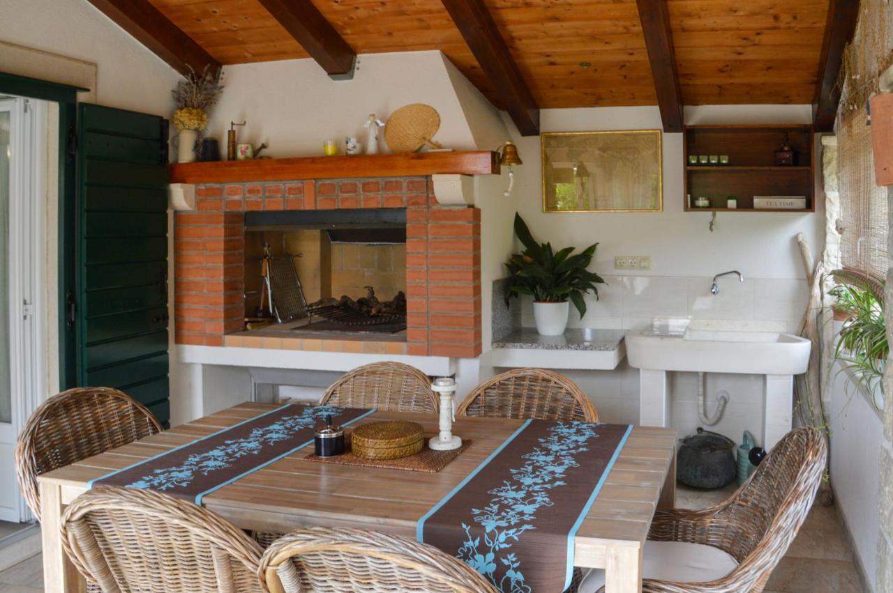 Issa Holiday Home - 3 Min Walk To Beach Kaštela エクステリア 写真