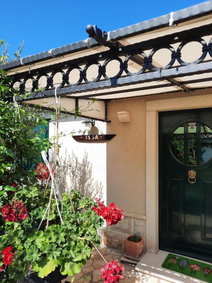 Issa Holiday Home - 3 Min Walk To Beach Kaštela エクステリア 写真